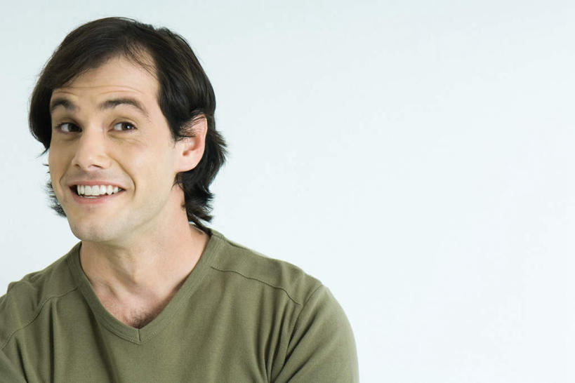 西方人,头发,一个人,站,笑,微笑,露齿笑,横图,室内,特写,白天,白色背景,正面,T恤衫,欧洲,欧洲人,仅一个男性,仅一个人,T恤,注视,仅一个年轻男性,黑色,灰色,看,站着,摄影,影棚,男人,男性,年轻男性,白种人,站立,半身,彩图,影棚拍摄,拍摄