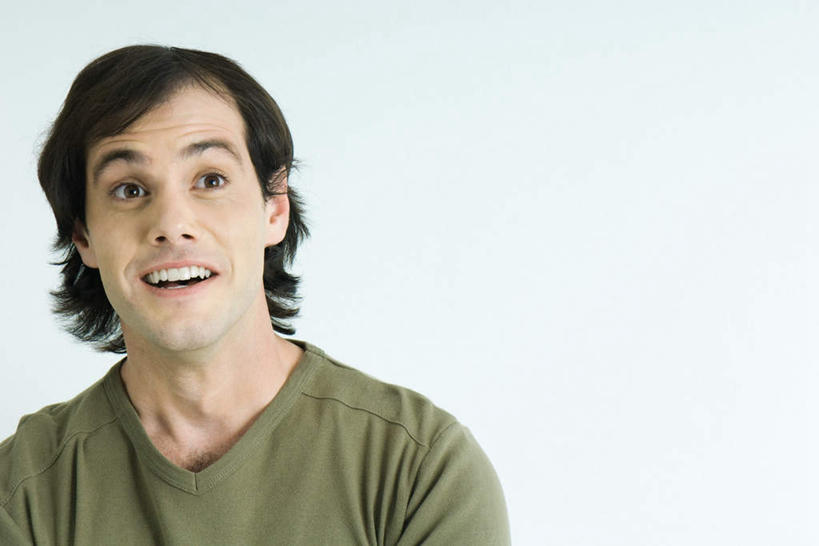 西方人,头发,一个人,站,笑,微笑,露齿笑,横图,室内,特写,白天,白色背景,正面,T恤衫,欧洲,欧洲人,仅一个男性,仅一个人,T恤,注视,仅一个年轻男性,黑色,灰色,看,站着,摄影,影棚,呆滞,男人,男性,年轻男性,白种人,站立,半身,彩图,影棚拍摄,拍摄