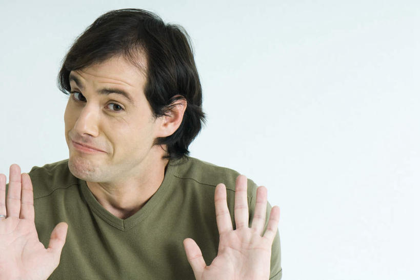 西方人,头发,一个人,站,笑,微笑,横图,室内,特写,白天,白色背景,正面,T恤衫,欧洲,欧洲人,仅一个男性,仅一个人,T恤,挥手,注视,仅一个年轻男性,黑色,灰色,看,双手摊开,站着,摄影,影棚,男人,男性,年轻男性,白种人,站立,半身,彩图,影棚拍摄,拍摄