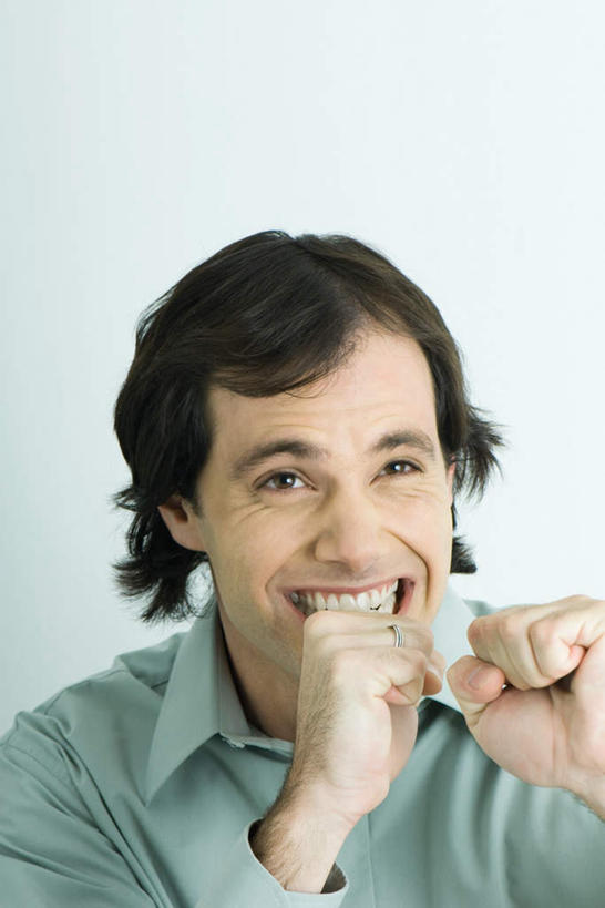 西方人,头发,一个人,站,笑,微笑,露齿笑,竖图,室内,特写,白天,白色背景,正面,衬衫,欧洲,欧洲人,仅一个男性,仅一个人,注视,仅一个年轻男性,蓝色,黑色,看,握拳,站着,摄影,影棚,打拳,男人,男性,年轻男性,白种人,站立,半身,彩图,影棚拍摄,衬衣,拍摄