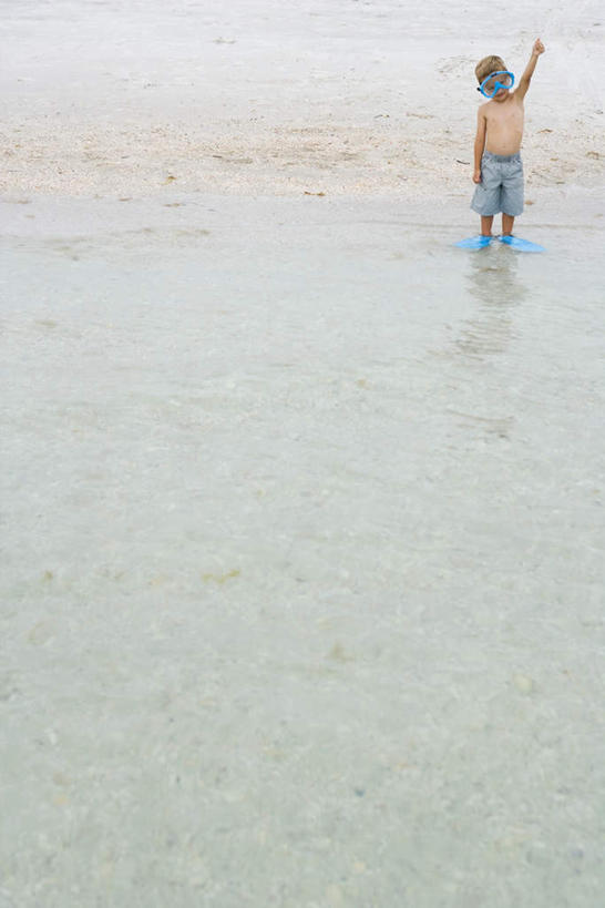 游泳,西方人,儿童,一个人,竖图,俯视,室外,白天,锻炼,纯洁,运动,海浪,海洋,沙滩,欧洲,欧洲人,仅一个男性,仅一个人,潜水镜,沙子,泳镜,海岸,浪花,沙地,小孩,海水,仅一个小孩,蛙鞋,可爱,童年,童趣,潜水,脚蹼,呼吸管,海景,童真,烂漫,无邪,面镜,浮潜,体育,天真,男孩,男人,男性,白种人,孩子,大海,风浪,海,海水的波动,海滩,近岸浪,涌浪,彩图,高角度拍摄,全身,健身,男生