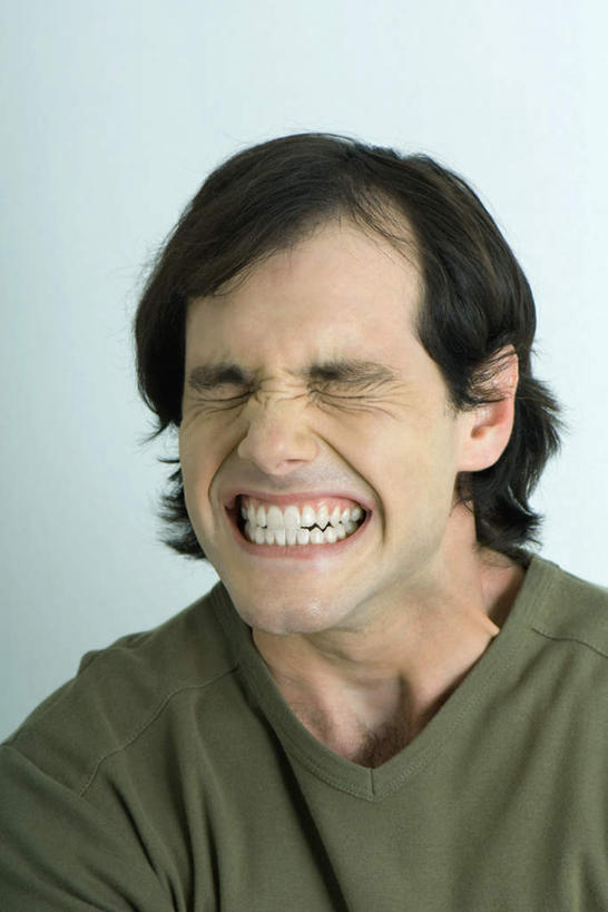 西方人,头发,一个人,站,闭眼,竖图,室内,特写,白天,白色背景,正面,T恤衫,欧洲,欧洲人,仅一个男性,仅一个人,T恤,仅一个年轻男性,黑色,灰色,站着,咬牙,摄影,影棚,痛苦,男人,男性,年轻男性,白种人,闭眼睛,闭着眼,闭着眼睛,站立,半身,彩图,影棚拍摄,拍摄