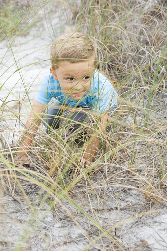 西方人,儿童,一个人,蹲,笑,微笑,竖图,俯视,室外,白天,纯洁,草地,草坪,植物,欧洲,欧洲人,仅一个男性,仅一个人,躲藏,泥土,草,小孩,绿色,仅一个小孩,可爱,童年,童趣,偷看,童真,烂漫,无邪,天真,男孩,男人,男性,白种人,孩子,蹲着,彩图,高角度拍摄,全身,男生