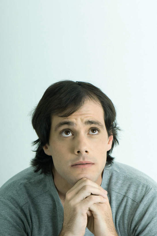 西方人,头发,一个人,坐,竖图,室内,特写,白天,白色背景,正面,T恤衫,欧洲,欧洲人,仅一个男性,仅一个人,撑,T恤,托腮,注视,仅一个年轻男性,蓝色,黑色,看,祈祷,托,摄影,影棚,关注,托下巴,男人,男性,年轻男性,白种人,抬头,仰头,坐着,半身,彩图,影棚拍摄,拍摄