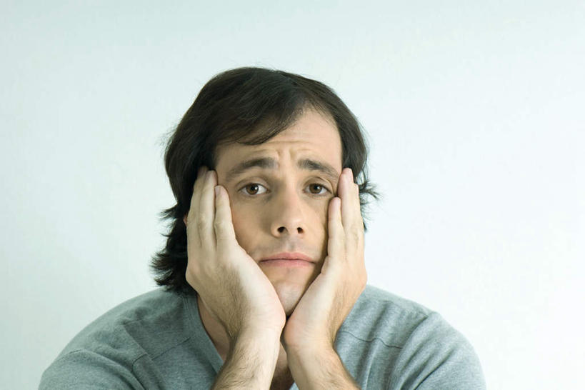 西方人,头发,一个人,坐,横图,室内,特写,白天,白色背景,正面,T恤衫,欧洲,欧洲人,仅一个男性,仅一个人,撑,T恤,托腮,注视,仅一个年轻男性,蓝色,黑色,看,托,思考,考虑,摄影,影棚,撑着,托下巴,男人,男性,年轻男性,白种人,坐着,半身,彩图,影棚拍摄,拍摄