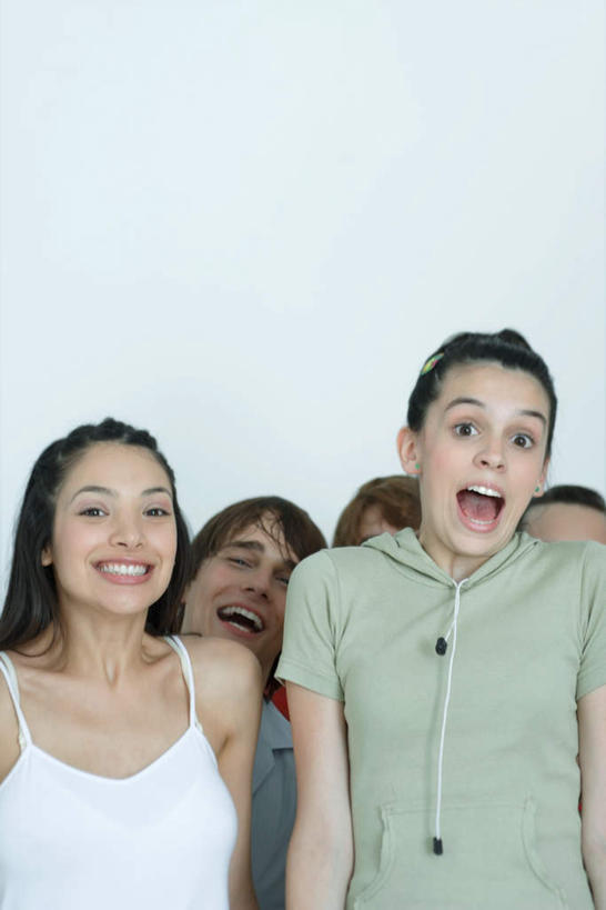 西方人,伙伴,朋友,站,笑,微笑,露齿笑,竖图,室内,白天,白色背景,正面,友谊,欧洲,欧洲人,惊讶,许多人,站着,张嘴,一群人,摄影,影棚,喊叫,呼喊,张大嘴巴,友情,男人,男性,年轻男性,年轻女性,女人,女性,白种人,张开嘴,站立,半身,彩图,影棚拍摄,拍摄