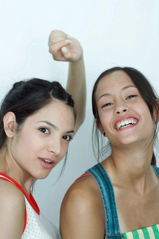 西方人,头发,两个人,伙伴,朋友,站,举,笑,微笑,露齿笑,竖图,室内,白天,白色背景,正面,友谊,欧洲,欧洲人,注视,休闲装,黑色,看,站着,休闲,休闲服,抬手,摄影,影棚,友情,年轻女性,女人,女性,白种人,举着,向上举,向上伸,半身,彩图,影棚拍摄,拍摄