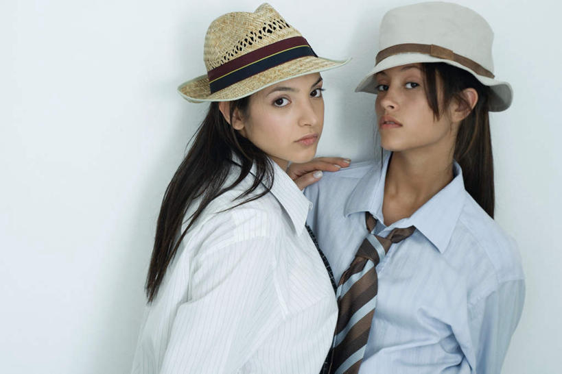 西方人,两个人,伙伴,朋友,站,横图,室内,白天,白色背景,正面,衬衫,友谊,帽子,欧洲,欧洲人,领带,注视,礼帽,两个,扶,看,靠,站着,搭,摄影,影棚,友情,年轻女性,女人,女性,白种人,站立,半身,彩图,影棚拍摄,衬衣,拍摄