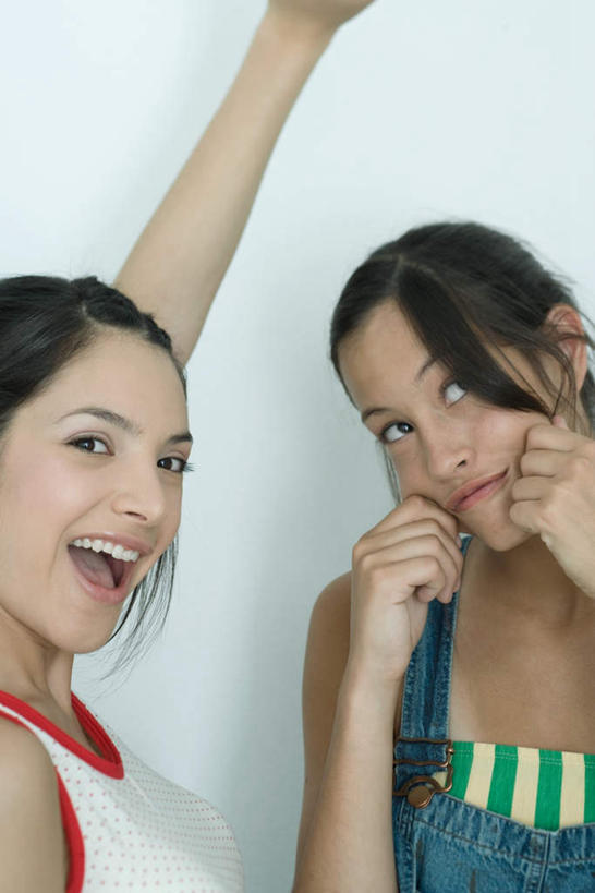 西方人,头发,两个人,伙伴,朋友,笑,捏,微笑,露齿笑,竖图,室内,白天,白色背景,正面,友谊,欧洲,欧洲人,捏着,休闲装,黑色,张嘴,休闲,休闲服,抬手,摄影,影棚,张大嘴巴,友情,年轻女性,女人,女性,白种人,张开嘴,半身,彩图,影棚拍摄,拍摄