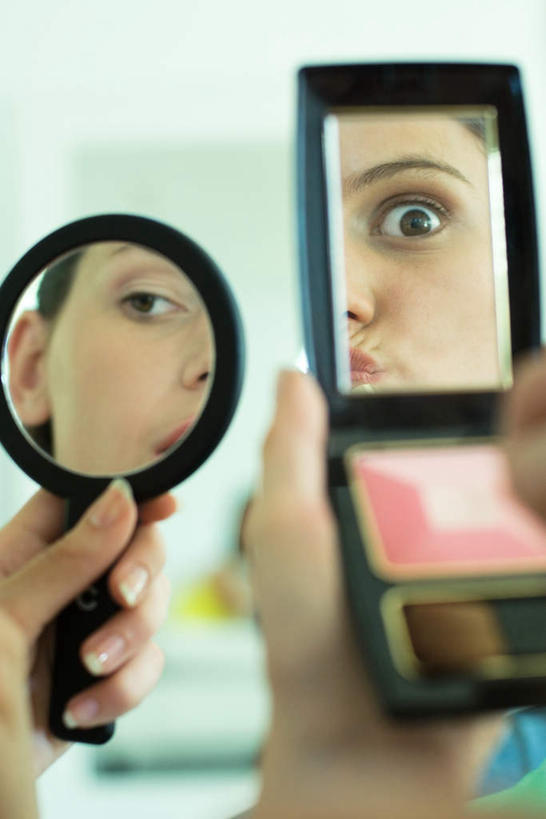 西方人,眼睛,两个人,伙伴,朋友,坐,笑,微笑,露齿笑,竖图,室内,特写,白天,化妆,美容,友谊,镜子,欧洲,欧洲人,护肤,朦胧,模糊,墙,涂抹,注视,墙壁,墙面,背面,口红,嘟嘴,看,保养,享受,休闲,撅嘴,放松,镜像,镜面,瞪眼,养颜,友情,年轻女性,女人,女性,白种人,坐着,半身,彩图