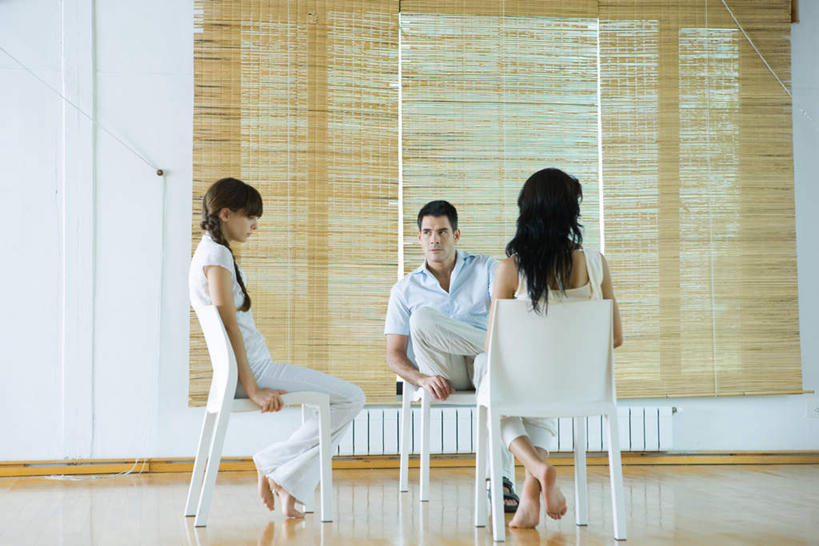 西方人,背部,三个人,伙伴,朋友,坐,横图,室内,白天,正面,友谊,窗帘,地板,椅子,欧洲,欧洲人,撑,阴影,反射,影子,墙,竹帘,地面,注视,木地板,墙壁,墙面,三个,低头,看,抬脚,撑着,心理治疗,团体治疗,友情,男人,男性,年轻男性,年轻女性,女人,女性,白种人,坐着,彩图,全身