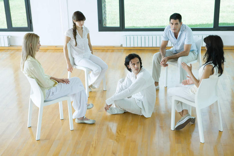 西方人,伙伴,朋友,坐,笑,说,微笑,露齿笑,横图,俯视,室内,白天,友谊,植物,窗帘,地板,椅子,欧洲,欧洲人,五个人,阴影,围绕,反射,影子,墙,竹帘,地面,拿,拿着,注视,木地板,墙壁,墙面,树,树木,绿色,自然,看,倚靠,转头,四个,抬脚,生长,成长,心理治疗,团体治疗,交流,友情,男人,男性,年轻男性,年轻女性,女人,女性,白种人,沟通,讲话,交谈,说话,谈话,坐着,彩图,高角度拍摄,全身