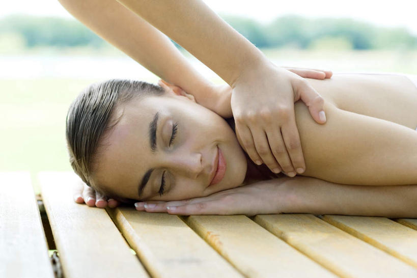 西方人,两个人,按摩师,闭眼,笑,微笑,横图,室外,白天,正面,按摩,草地,草坪,植物,欧洲,欧洲人,阴影,朦胧,模糊,光线,木条,木头,影子,草,树,树木,绿色,蓝天,天空,阳光,自然,天,趴着,生长,成长,指压,年轻女性,女人,女性,白种人,技师,闭眼睛,闭着眼,闭着眼睛,趴,半身,彩图,推拿