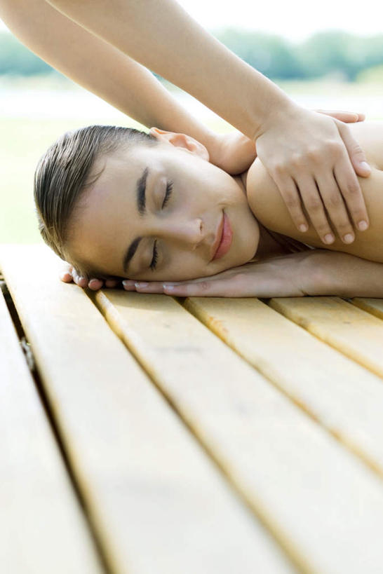 西方人,两个人,按摩师,闭眼,笑,微笑,竖图,室外,白天,正面,按摩,草地,草坪,植物,欧洲,欧洲人,阴影,朦胧,模糊,光线,木条,木头,影子,草,树,树木,绿色,蓝天,天空,阳光,自然,天,趴着,生长,成长,指压,年轻女性,女人,女性,白种人,技师,闭眼睛,闭着眼,闭着眼睛,趴,半身,彩图,推拿