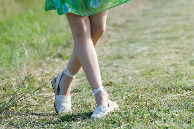 西方人,腿部,腿,一个人,站,横图,室外,特写,白天,正面,裙子,草地,草坪,植物,欧洲,欧洲人,仅一个年轻女性,仅一个女性,仅一个人,阴影,连衣裙,光线,影子,草,绿色,阳光,站着,半身裙,吊带裙,年轻女性,女人,女性,白种人,半身,彩图