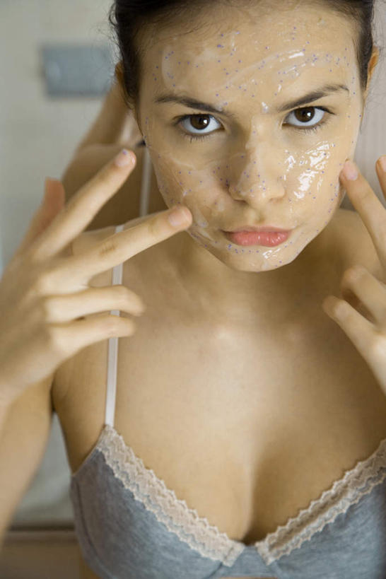 西方人,一个人,站,摸,竖图,室内,白天,正面,化妆,美容,卫生间,浴室,欧洲,欧洲人,仅一个年轻女性,仅一个女性,仅一个人,抚摸,护肤,美白,注视,化妆品,观察,看,清洁,站着,保养,享受,休闲,面膜,放松,去角质,保健,观看,保湿,察看,滋润,护肤品,关注,去死皮,舒缓,养颜,片状,片状面膜,去污,控油,紧肤,嫩肤,祛痘,去痘,祛角质,抗衰,再生,增白,补水,祛斑,抗皱,防皱,除皱,去皱,年轻女性,女人,女性,白种人,淋浴房,触摸,接触,半身,彩图,冲凉房,沐浴间,沐浴室