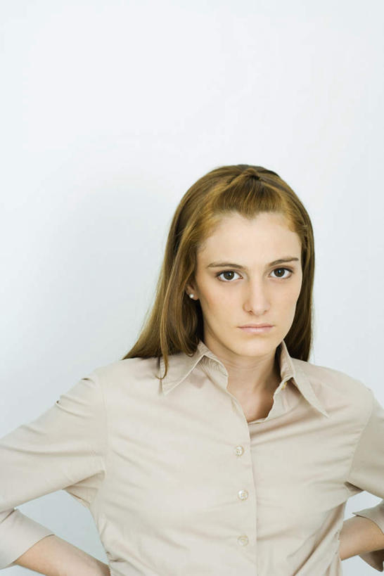 西方人,头发,一个人,站,笑,微笑,竖图,室内,白天,白色背景,正面,衬衫,欧洲,欧洲人,仅一个年轻女性,仅一个女性,仅一个人,注视,手叉腰,黄色,叉腰,观察,看,站着,摄影,影棚,观看,察看,双手叉腰,关注,年轻女性,女人,女性,白种人,半身,彩图,影棚拍摄,衬衣,拍摄