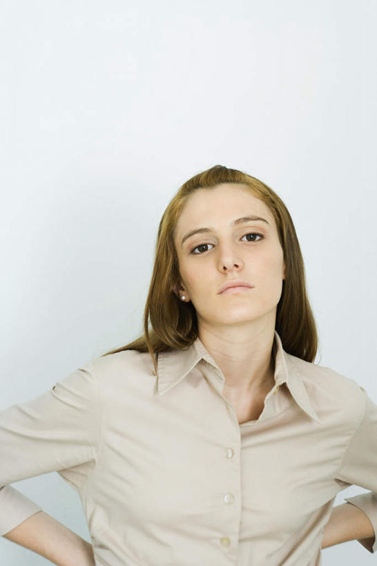 西方人,头发,一个人,站,笑,微笑,竖图,室内,白天,白色背景,正面,衬衫,欧洲,欧洲人,仅一个年轻女性,仅一个女性,仅一个人,注视,手叉腰,黄色,叉腰,观察,看,站着,摄影,影棚,观看,察看,双手叉腰,关注,年轻女性,女人,女性,白种人,抬头,半身,彩图,影棚拍摄,衬衣,拍摄