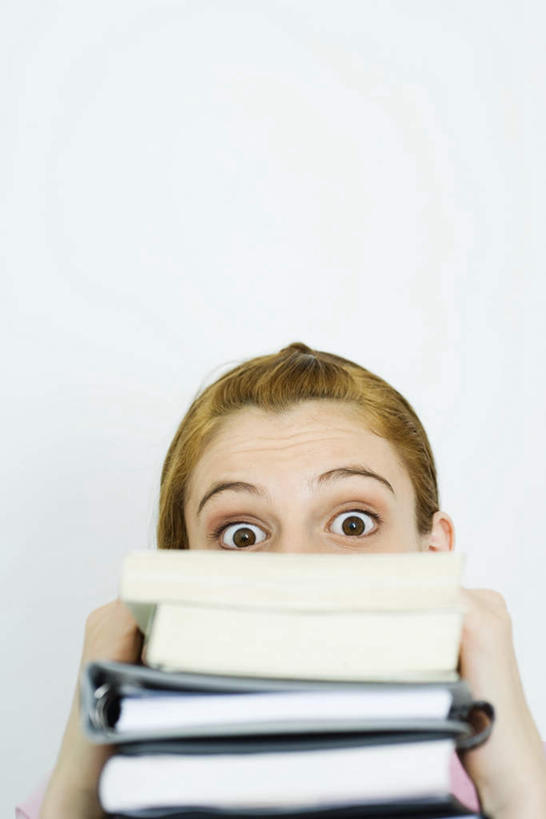 西方人,一个人,站,竖图,室内,白天,白色背景,正面,书籍,欧洲,欧洲人,仅一个年轻女性,仅一个女性,仅一个人,一堆,许多,堆叠,堆积,注视,扶,观察,看,站着,遮,摄影,影棚,观看,堆,察看,遮挡,关注,瞪眼,遮盖,遮蔽,年轻女性,女人,女性,白种人,书,图书,半身,彩图,影棚拍摄,拍摄