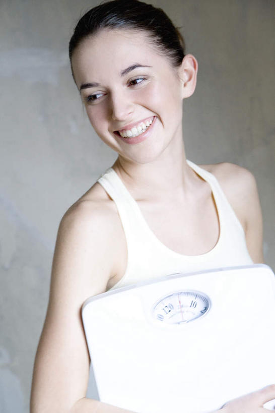 西方人,一个人,站,笑,微笑,露齿笑,竖图,室内,白天,白色背景,正面,欧洲,欧洲人,仅一个年轻女性,仅一个女性,仅一个人,拿,拿着,注视,观察,看,站着,转头,摄影,影棚,观看,察看,关注,年轻女性,女人,女性,白种人,半身,彩图,影棚拍摄,拍摄,电子称