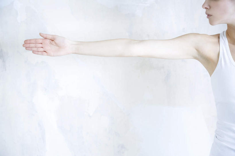 西方人,一个人,站,横图,室内,白天,白色背景,正面,锻炼,瑜伽,运动,欧洲,欧洲人,仅一个年轻女性,仅一个女性,仅一个人,伸展,注视,看,站着,伸直,养生,摄影,影棚,关注,体育,年轻女性,女人,女性,白种人,手臂,站立,半身,彩图,影棚拍摄,健身,拍摄