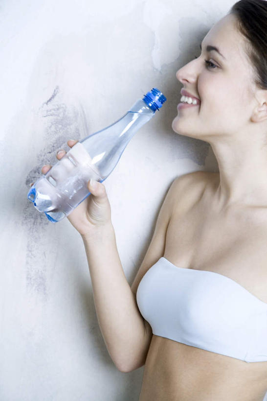 西方人,一个人,站,笑,微笑,露齿笑,竖图,室内,白天,白色背景,正面,锻炼,瑜伽,运动,欧洲,欧洲人,仅一个年轻女性,仅一个女性,仅一个人,喝水,拿,拿着,玻璃制品,玻璃瓶,瓶子,站着,养生,摄影,影棚,体育,年轻女性,女人,女性,白种人,半身,彩图,影棚拍摄,健身,拍摄