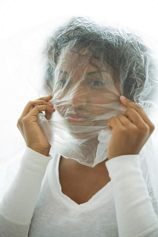 西方人,头发,一个人,站,笑,微笑,竖图,室内,白天,白色背景,正面,欧洲,欧洲人,仅一个年轻女性,仅一个女性,仅一个人,拿,拿着,注视,塑料袋,黄色,看,站着,遮,摄影,影棚,遮挡,关注,遮盖,遮蔽,年轻女性,女人,女性,白种人,卷发,半身,彩图,影棚拍摄,拍摄