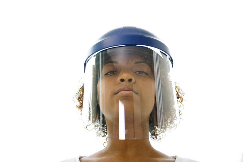 西方人,头发,一个人,横图,室外,白天,白色背景,仰视,帽子,欧洲,欧洲人,仅一个年轻女性,仅一个女性,仅一个人,戴,注视,一个,黄色,安全帽,观察,看,摄影,影棚,单个,观看,察看,关注,年轻女性,女人,女性,白种人,卷发,半身,彩图,低角度拍摄,影棚拍摄,拍摄