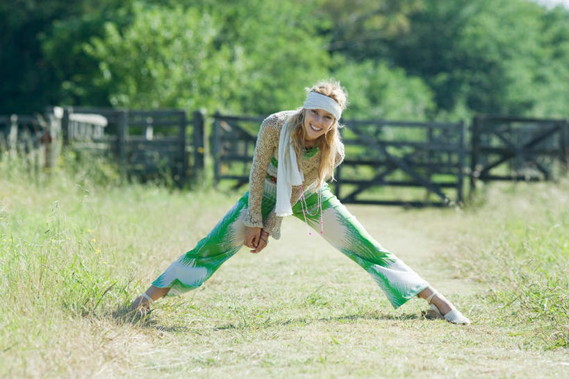 西方人,一个人,栏杆,站,笑,微笑,露齿笑,横图,室外,白天,正面,草地,草坪,树林,植物,欧洲,欧洲人,仅一个年轻女性,仅一个女性,仅一个人,弯腰,阴影,光线,影子,栅栏,篱笆,围栏,休闲装,护栏,草,树,树木,绿色,阳光,自然,站着,休闲,休闲服,生长,成长,张开双腿,展开双腿,年轻女性,女人,女性,白种人,站立,彩图,全身,伸展双腿,头带