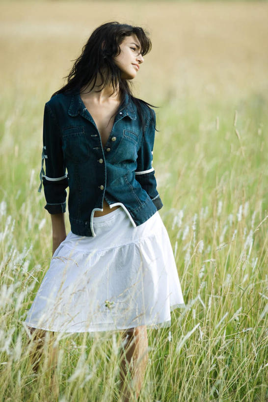 西方人,一个人,站,竖图,室外,白天,正面,裙子,草地,草坪,植物,欧洲,欧洲人,仅一个年轻女性,仅一个女性,仅一个人,阴影,光线,影子,注视,休闲装,草,蓝色,绿色,白色,阳光,观察,看,站着,转头,休闲,休闲服,观看,百褶裙,察看,关注,年轻女性,女人,女性,白种人,站立,半身,彩图