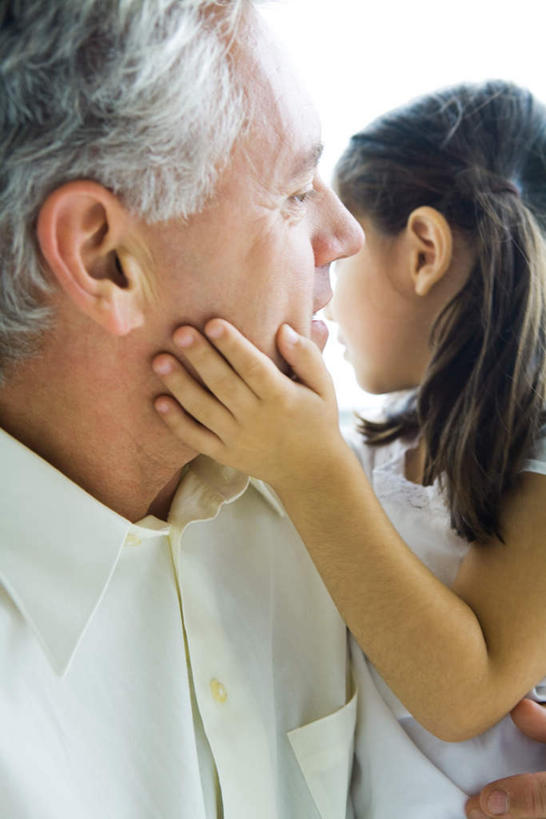 西方人,儿童,两个人,祖父,站,抱,摸,竖图,室内,白天,白色背景,正面,纯洁,欧洲,欧洲人,抚摸,注视,小孩,观察,看,站着,转头,可爱,童年,童趣,摄影,影棚,爷爷,抱着,观看,祖孙,察看,搂着,关注,童真,烂漫,无邪,外孙女,外公,外祖父,天真,老年男性,男人,男性,女孩,女人,女性,白种人,孙女,触摸,怀抱,接触,搂,搂抱,相抱,拥抱,站立,半身,彩图,影棚拍摄,拍摄,女生