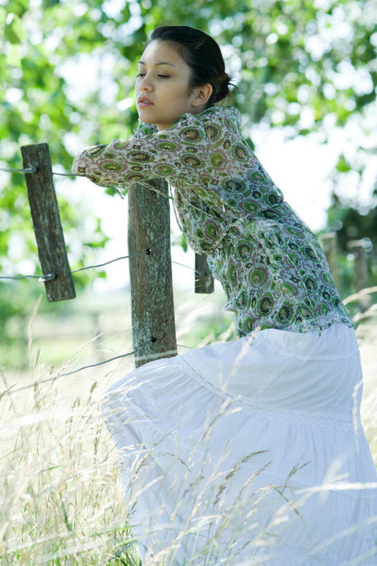 西方人,一个人,栏杆,站,闭眼,竖图,室外,白天,侧面,裙子,草地,草坪,植物,欧洲,欧洲人,仅一个年轻女性,仅一个女性,仅一个人,阴影,光线,影子,栅栏,篱笆,围栏,长裙,护栏,草,树,树木,绿色,阳光,自然,倚靠,站着,生长,成长,年轻女性,女人,女性,白种人,闭眼睛,闭着眼,闭着眼睛,站立,半身,彩图