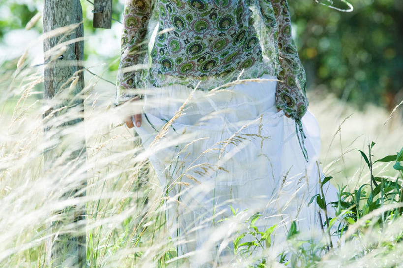 西方人,一个人,站,走,横图,室外,白天,正面,裙子,草地,草坪,植物,欧洲,欧洲人,仅一个年轻女性,仅一个女性,仅一个人,阴影,朦胧,模糊,光线,影子,长裙,草,树,树木,绿色,阳光,自然,站着,生长,成长,年轻女性,女人,女性,白种人,步行,散步,站立,走路,半身,彩图