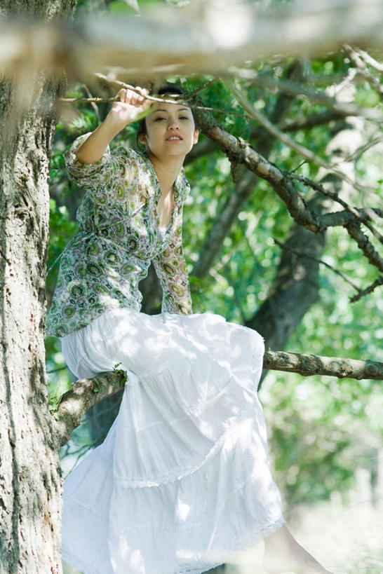 西方人,一个人,坐,笑,微笑,露齿笑,竖图,室外,白天,仰视,裙子,草地,草坪,植物,欧洲,欧洲人,仅一个年轻女性,仅一个女性,仅一个人,撑,阴影,朦胧,模糊,光线,影子,长裙,草,树,树干,树木,绿色,白色,阳光,自然,转头,爬,生长,成长,撑着,年轻女性,女人,女性,白种人,攀爬,坐着,彩图,低角度拍摄,全身