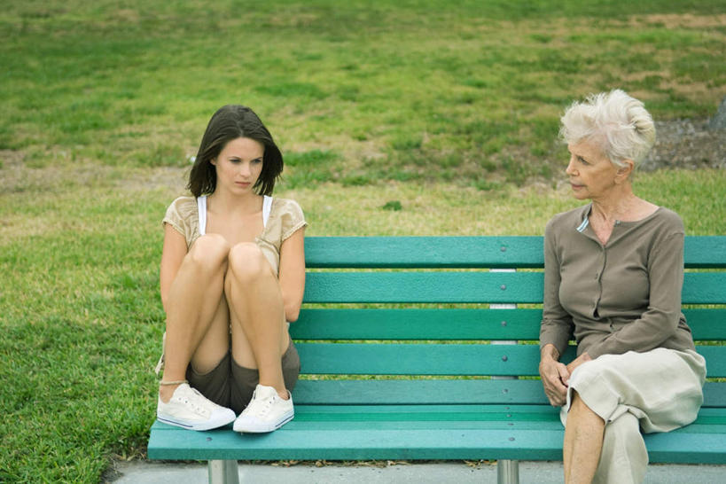 西方人,两个人,祖母,坐,横图,俯视,室外,白天,草地,草坪,植物,椅子,欧洲,欧洲人,木椅,注视,草,绿色,低头,观察,看,转头,奶奶,观看,祖孙,察看,关注,外婆,外孙女,外祖母,老年女性,年轻女性,女人,女性,白种人,孙女,双腿交叉,坐着,半身,彩图,高角度拍摄