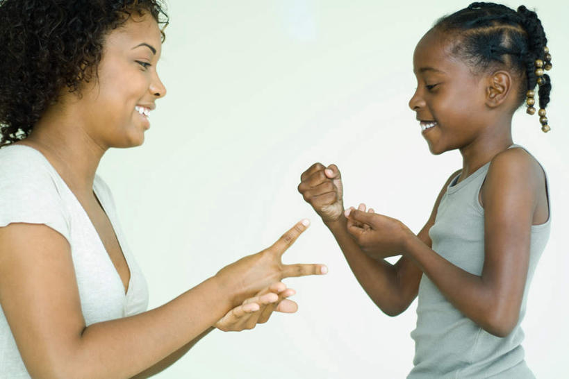 西方人,儿童,头发,两个人,母亲,女儿,站,笑,微笑,露齿笑,横图,室内,特写,白天,白色背景,侧面,游戏,欧洲,非洲,黑人,欧洲人,玩,休闲装,娱乐,相视,小孩,黄色,黑色,站着,休闲,母女,面对面,休闲服,母爱,摄影,影棚,皮肤,对视,猜拳,划拳,相对,相看,年轻女性,女孩,女人,女性,非洲人,卷发,玩耍,嬉戏,站立,半身,彩图,影棚拍摄,拍摄,女生