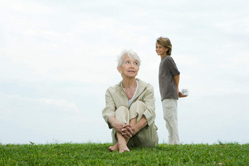 西方人,儿童,两个人,祖母,站,坐,笑,微笑,横图,室外,白天,仰视,纯洁,草地,草坪,植物,欧洲,欧洲人,注视,草,小孩,蓝色,绿色,蓝天,天空,天,看,手放前,站着,可爱,童年,童趣,奶奶,祖孙,关注,童真,烂漫,无邪,外婆,外祖母,外孙,外孙子,天真,老年女性,男孩,男人,男性,女人,女性,白种人,孙子,抬头,仰头,站立,坐着,彩图,低角度拍摄,全身,男生