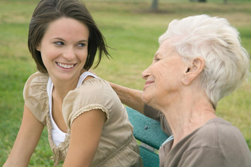 西方人,两个人,祖母,坐,抱,笑,微笑,露齿笑,横图,室外,白天,正面,草地,草坪,植物,椅子,欧洲,欧洲人,阴影,光线,影子,木椅,注视,相视,草,绿色,阳光,观察,看,面对面,奶奶,抱着,观看,祖孙,对视,察看,搂着,关注,相对,外婆,外孙女,外祖母,相看,老年女性,年轻女性,女人,女性,白种人,孙女,搂,坐着,半身,彩图