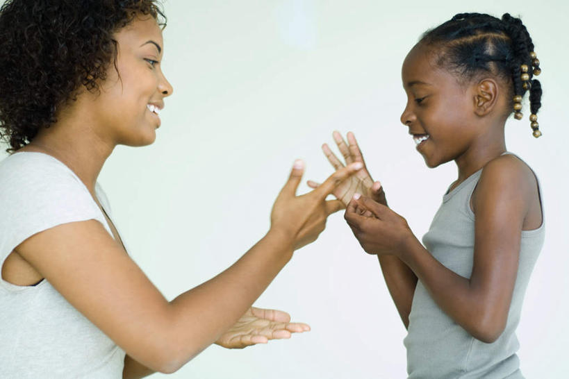 西方人,儿童,头发,两个人,母亲,儿子,笑,微笑,露齿笑,横图,室内,白天,侧面,游戏,纯洁,欧洲,非洲,黑人,欧洲人,玩,注视,娱乐,相视,小孩,黄色,观察,看,休闲,母子,面对面,可爱,母爱,童年,童趣,观看,对视,猜拳,察看,关注,划拳,相对,童真,烂漫,无邪,相看,天真,年轻女性,女孩,女人,女性,非洲人,玩耍,嬉戏,半身,彩图,女生