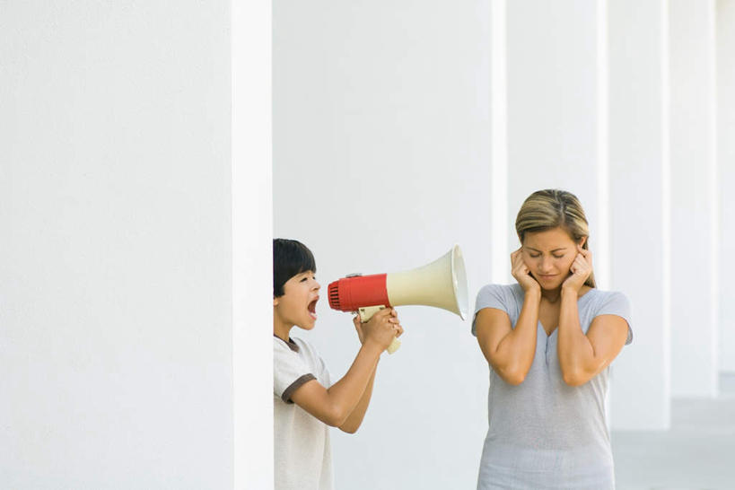 西方人,儿童,两个人,站,闭眼,横图,室外,白天,正面,纯洁,欧洲,欧洲人,握,阴影,光线,瓷砖,地砖,影子,墙,地面,拿,拿着,喇叭,墙壁,墙面,小孩,阳光,话筒,站着,张嘴,可爱,童年,童趣,握着,捂,喊叫,呼喊,传声筒,张大嘴巴,童真,烂漫,无邪,天真,男孩,男人,男性,女孩,女人,女性,白种人,张开嘴,闭眼睛,闭着眼,闭着眼睛,站立,半身,彩图,男生,女生