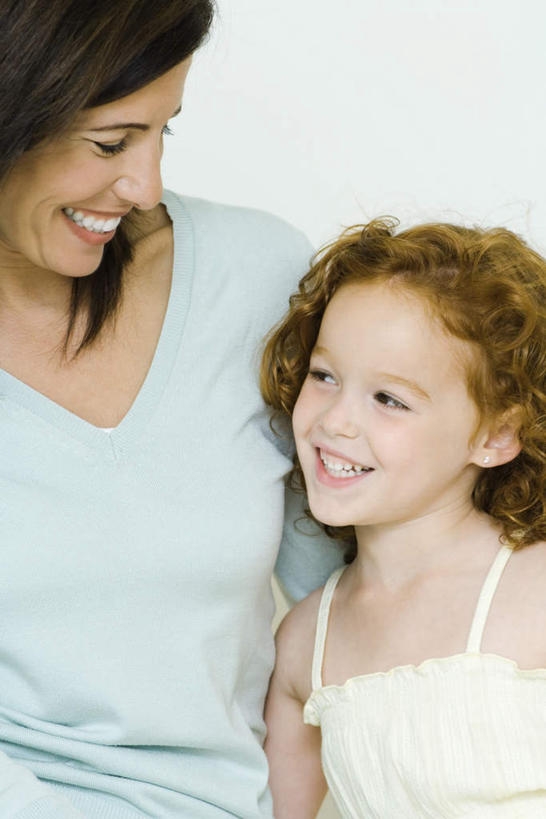 西方人,儿童,头发,两个人,母亲,女儿,抱,笑,微笑,露齿笑,竖图,室内,白天,白色背景,正面,裙子,纯洁,欧洲,欧洲人,连衣裙,依靠,注视,小孩,黄色,白色,低头,观察,看,母女,可爱,母爱,童年,童趣,摄影,影棚,抱着,观看,半身裙,吊带裙,察看,搂着,关注,童真,烂漫,无邪,天真,年轻女性,女孩,女人,女性,白种人,卷发,搂,半身,彩图,影棚拍摄,拍摄,女生