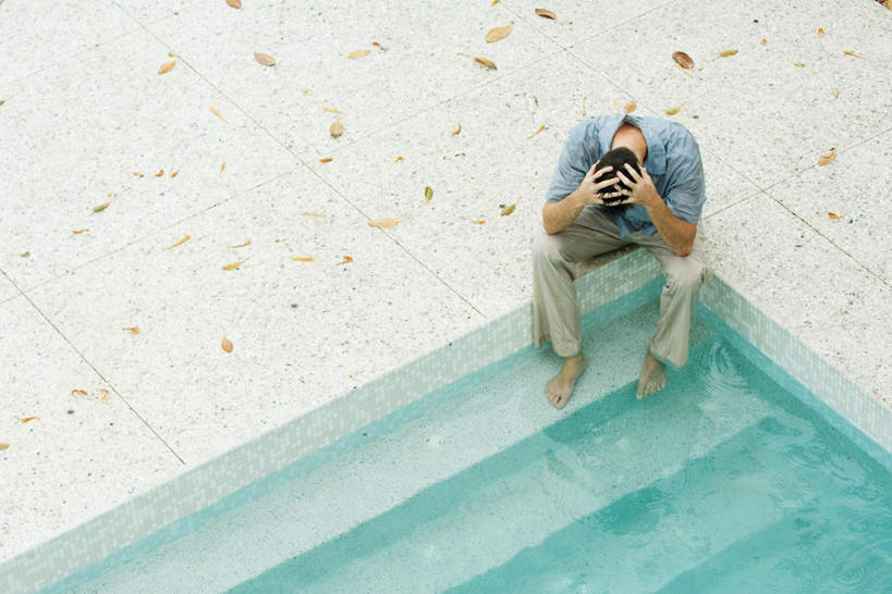 西方人,一个人,游泳池,坐,横图,俯视,室外,白天,水,楼梯,欧洲,欧洲人,仅一个男性,仅一个人,瓷砖,地砖,液体,阶梯,水池,水滴,水面,地面,泳池,台阶,仅一个年轻男性,低头,双手抱头,游泳馆,男人,男性,年轻男性,白种人,坐着,彩图,高角度拍摄,全身