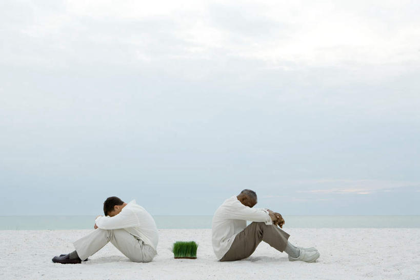 西方人,两个人,伙伴,朋友,坐,横图,室外,白天,侧面,友谊,海浪,海洋,沙滩,蔬菜,欧洲,欧洲人,沮丧,沙子,海岸,浪花,葱,青葱,沙地,蓝色,绿色,蓝天,天空,海水,天,低头,背对背,失望,距离,伤心,反向,海景,背道而驰,相反,相左,友情,男人,男性,年轻男性,白种人,大海,风浪,海,海水的波动,海滩,近岸浪,涌浪,坐着,彩图,全身