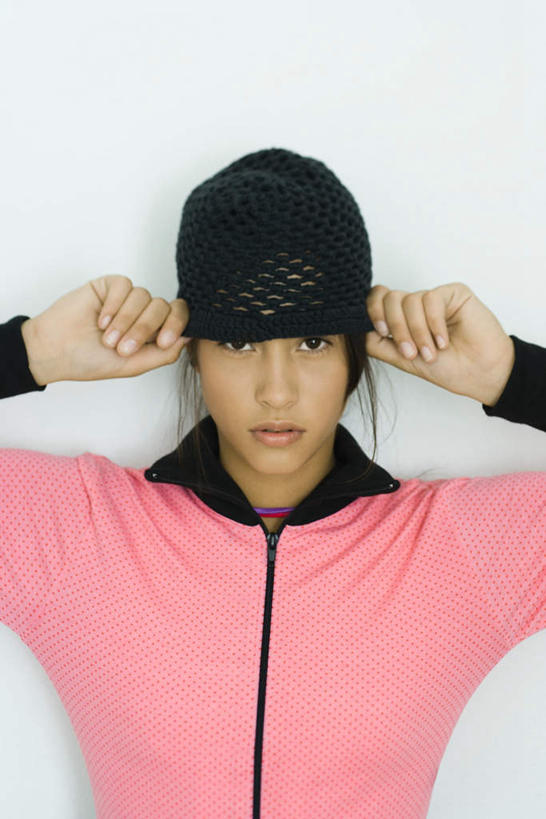 西方人,一个人,站,举,笑,微笑,竖图,室内,特写,白天,白色背景,正面,帽子,欧洲,欧洲人,仅一个年轻女性,仅一个女性,仅一个人,戴,注视,休闲装,一个,粉色,黑色,观察,看,托,站着,休闲,休闲服,摄影,影棚,单个,观看,察看,关注,年轻女性,女人,女性,白种人,举起,举手,举着,向上举,向上伸,向上托,站立,半身,彩图,影棚拍摄,拍摄