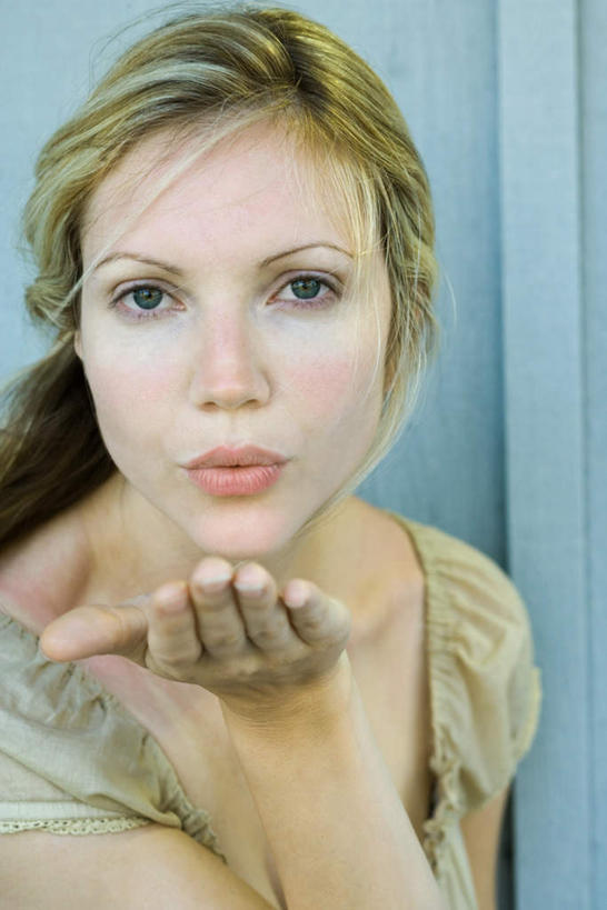 西方人,头发,一个人,站,竖图,室内,特写,白天,正面,欧洲,欧洲人,仅一个年轻女性,仅一个女性,仅一个人,蓝色背景,注视,黄色,吹,嘟嘴,观察,看,站着,撅嘴,抬手,摄影,影棚,观看,察看,关注,年轻女性,女人,女性,白种人,站立,半身,彩图,影棚拍摄,拍摄