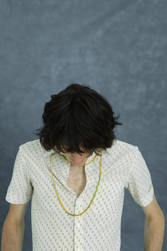 西方人,一个人,竖图,室内,白天,正面,性感,项链,珠宝,欧洲,欧洲人,仅一个男性,仅一个人,仅一个年轻男性,首饰,低头,摄影,影棚,种族,摄影棚,沉默,害羞,男人,男性,年轻男性,白种人,长发,卷发,半身,彩图,影棚拍摄,拍摄