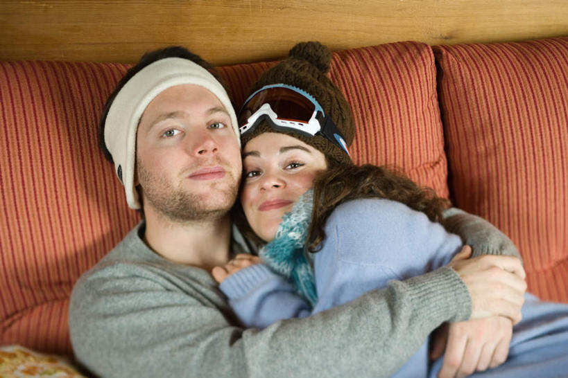 西方人,两个人,抱,笑,微笑,横图,室内,白天,正面,沙发,帽子,欧洲,欧洲人,装饰,墨镜,眼镜,冬季,冬天,红色,太阳镜,太阳眼镜,围巾,温暖,遮阳镜,围脖,抱着,保暖,华丽,点缀,绒线帽,搂着,御寒,种族,布艺沙发,衬托,美观,雅致,雅观,男人,男性,年轻男性,年轻女性,女人,女性,白种人,怀抱,搂,搂抱,相抱,拥抱,半身,彩图