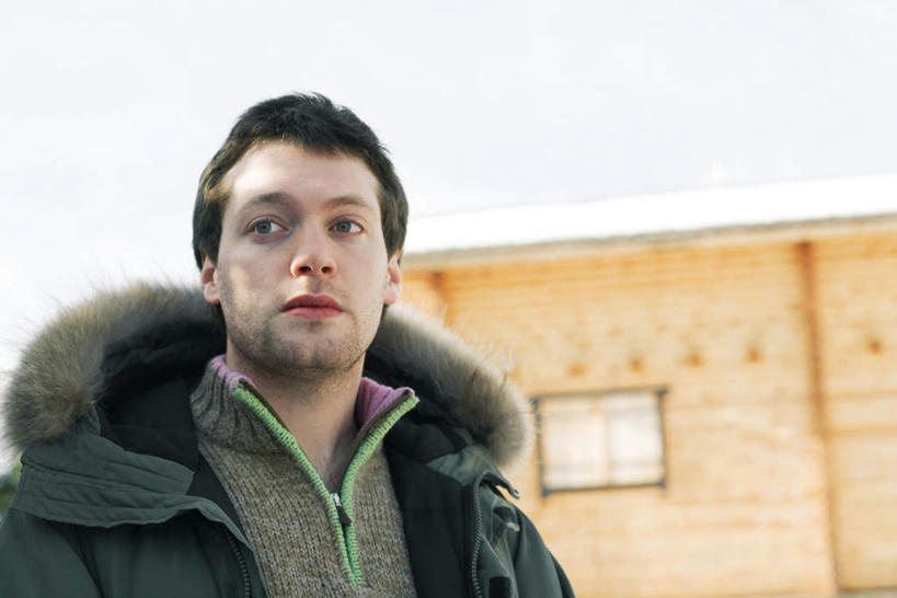 西方人,一个人,家,木屋,横图,室外,白天,正面,仰视,性感,窗户,欧洲,欧洲人,仅一个男性,仅一个人,阴影,光线,影子,房屋,屋子,冬季,冬天,寒冬,玻璃窗,住宅,仅一个年轻男性,衣服,阳光,看,斜视,羽绒服,种族,男人,男性,年轻男性,白种人,半身,彩图,低角度拍摄,房子,茅舍,茅屋,棚屋,小木屋,小屋,冬衣