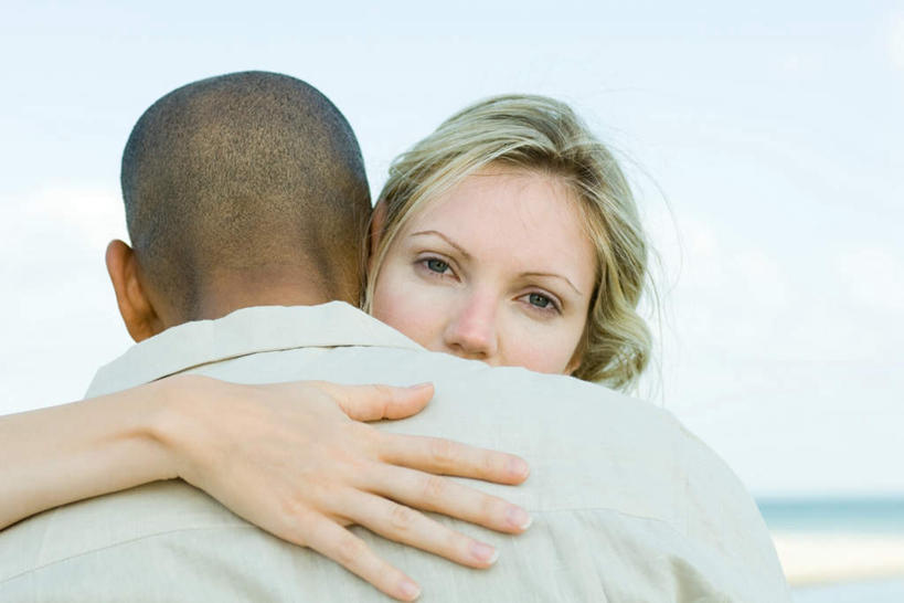 西方人,手,头发,两个人,抱,横图,室外,白天,衬衫,海浪,海洋,欧洲,欧洲人,浪花,水平线,海平线,背面,蓝色,蓝天,天空,海水,天,看,手部,手指,金色,晴朗,抱着,搂着,种族,瞪眼,海景,万里无云,男人,男性,年轻男性,年轻女性,女人,女性,白种人,长发,光头,大海,风浪,海,海水的波动,近岸浪,涌浪,晴空,晴空万里,怀抱,搂,搂抱,相抱,拥抱,半身,彩图,衬衣