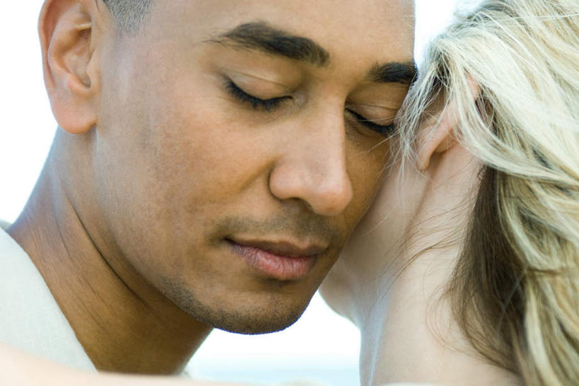 西方人,头发,两个人,闭眼,抱,横图,室外,白天,衬衫,爱情,海浪,海洋,欧洲,非洲,黑人,欧洲人,浪花,水平线,海平线,背面,蓝色,蓝天,天空,海水,天,享受,温暖,金色,安静,恋爱,晴朗,抱着,搂着,相爱,种族,海景,万里无云,男人,男性,年轻男性,年轻女性,女人,女性,白种人,非洲人,长发,光头,大海,风浪,海,海水的波动,近岸浪,涌浪,晴空,晴空万里,闭眼睛,闭着眼,闭着眼睛,怀抱,搂,搂抱,相抱,拥抱,半身,彩图,衬衣